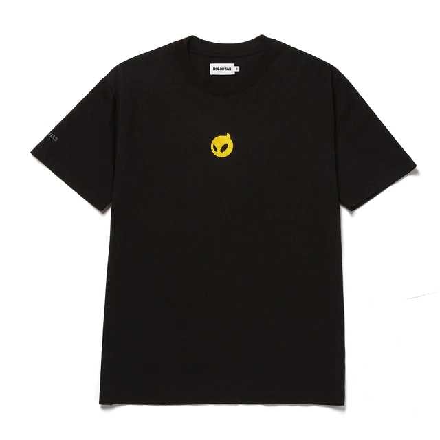 Black t-shirt with Dignitas logo in front
